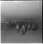 1165-1 Kinderen rolschaatsend door de voetgangerstunnel onder het Centraal Station.