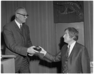 11654 Journalist Cees Nooteboom(rechts) ontvangt de Prijs van de Nederlandse Dagblad Pers 1969.