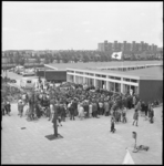 11661 Overzichtsfoto Marinus Bolkplein met grote groep mensen voor wijkgebouw 'de Wissel'.