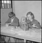 11671-3 Twee leerlingen bezig met een werkstuk in de nieuwe Nicolaas Witsenschool.