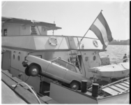 11675 Opel Kadett vanaf de wal achteruit op een Spidoboot gegleden.