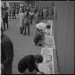 11680 Kinderen maken tekeningen op het Schouwburgplein. Links de voetgangersingang van de parkeergarage; midden op de ...