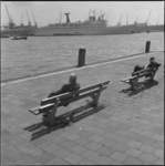 11694 Vanaf bankjes aan de Veerhaven kijken mannen naar de Nieuwe Maas en het cruiseschip 'Hamburg' bij de Wilhelminakade.
