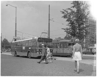 11705-1 Ten behoeve van een nieuwe 'automaten'-folder een foto van een RET-autobus en een -tram, naast elkaar op het ...