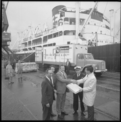 11718 Een officieel overhandigingsmoment van kiwi's op de kade van een Rotterdamse haven met vertegenwoordigers van ...