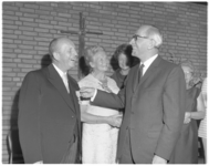 11720 Dr. N.J. Hommes (links), predikant van de gereformeerde kerk in Rotterdam, en wethouder J. Worst met de zojuist ...