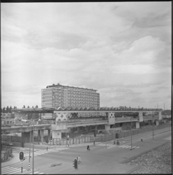 11768 Exterieur metrostation Slinge. Op de achtergrond de Zuiderparkflat.