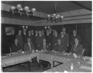 11776 Groep mannen in een vergaderruimte.