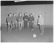 11833 Training Excelsior-voetballers onder leiding van Bob Janse. (r)