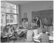 11848 Leerlingen van school in de Roerdompstraat in Vlaardingen krijgen informatie over gebruik van schooltelevisie.