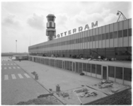 11870-1 Exterieur aankomst-en vertrekgebouw Luchthaven Rotterdam, gefotografeerd vanaf de platformzijde.