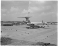 11870-2 Geparkeerde vliegtuigen op platform Luchthaven Rotterdam; op de achtergrond de oude stationsgebouwen.