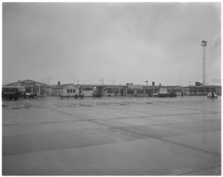 11870-3 Overzicht oude stationsgebouwen Luchthaven Rotterdam; gefotografeerd vanaf het platform.