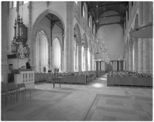 11907 Overzicht interieur Laurenskerk vanuit het koor, -met mensen in de kerkbanken; transeptorgel, spreekgestoelte en ...