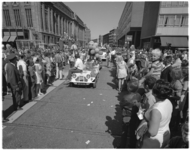11911 Internationale C'70-feestparade, met veel publiek, kruising Meent richting Coolsingel.
