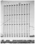 11916-1 De hoogbouw van de Medische Faculteit Rotterdam, naast ziekenhuis Dijkzigt, gefotografeerd vanaf de Westzeedijk.