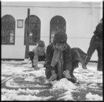 1192-4 Gerepatrieerde kinderen uit Indonesië maken kennis met sneeuw na aankomst van de 'Sibajak' aan de Lloydkade