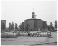 11929 Naast de Nederlands Hervormde Morgensterkerk in Zuidwijk staan rijen betonnen rioolbuizen.