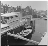 1193-1 Winters tafereel met besneeuwde schepen in de Voorhaven in Delfshaven, met de Piet Heynsbrug.