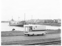 11935-1 Mobiele laboratoriumwagen van International Laboratories met havengebied op de achtergrond.