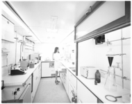 11935-2 Interieur met laborante in mobiele laboratoriumwagen van International Laboratories.