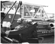 11938 Close-up van gebeeldhouwde leeuw als scheepsornament op het roer van een binnenvaartschip.