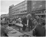 11949 Ton Sijbrands en deelnemers tijdens de damsimultaan op het Stadhuisplein, in het kader van C'70.
