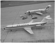 11967-1 Swissair vliegtuig geparkeerd op platform.