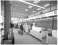 11967-2 In de aankomst- en vertrekhal van Luchthaven Rotterdam heeft Swiss Air een eigen balie.