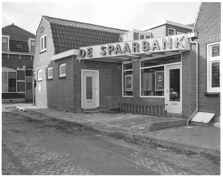 12045 Exterieur van De Spaarbank in Poortugaal in de Dorpsstraat 57, hoek Kikkerstraat.