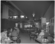 12046-1 Interieur van café-restaurant 'Engels' in het Groot Handelsgebouw aan het Stationsplein.