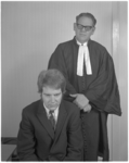 12053 Advocaat met client (geënsceneerde foto). Advocaat gespeeld door fotograaf Ary Groeneveld.