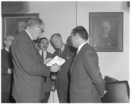 12069 Overhandiging belastingrapport. Tweede van links dr. J.F. van Moorsel, rechts naast hem prof. dr. J.H. Christiaanse.