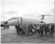 12080 Aankomst toestel (111-408EF One-Eleven) van Channel Airways op vliegveld Zestienhoven; te midden van het ...