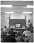 12118-4 Moderne lessen met audio-visuele hulpmiddelen op de Scholengemeenschap Nieuwland Schiedam (televisie of video).