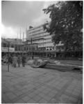 12121 Opbouw vroegere toegangspoort Coolsingelziekenhuis op het Lijnbaanplein, met de historische plataan.