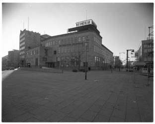 12157 Totaalexterieur van drukkerij en kantoorgebouw van dagblad 'Rotterdams(ch) Nieuwsblad', met de lichtkrant, hoek ...