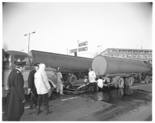 12199 Ongeval lekke tankauto met 25.000 liter stookolie bij Zuidplein-Mijnsherenlaan.