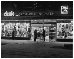 12203 Exterieur (avondfoto) van grammofoonplatenzaak 'Disk' aan de Van Oldenbarneveltplaats.