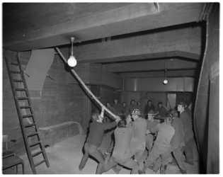 12243 Mannen bezig met PTT-kabeltrekken in de voetgangerstunnel van de Maastunnel.