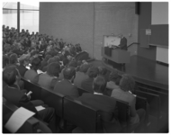 12276 Professor dr. J. Tinbergen opent jeugdcongres tijdens de NEH Vredesweek.