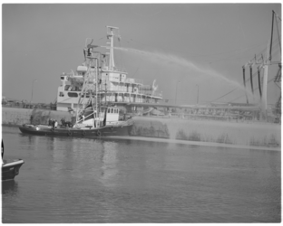 12284 Blusboot Europoort I (met een opgebouwde blustoren) van het Rotterdamse Havenbedrijf.