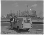 12334 Nieuwe testauto voor Meldkamer Luchtverontreiniging en Geluidshinder Rijnmond. Op de achtergrond petrochemische ...