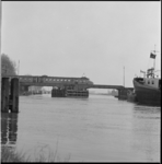 12360 Trein rijdt op Gouwebrug, spoorbrug bij Gouda over rivier de Gouwe.
