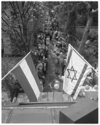 12377 Feest in de tuin van vredescafé Shimon Levy aan de Westersingel 27b. Op de voorgrond de Nederlandse en ...