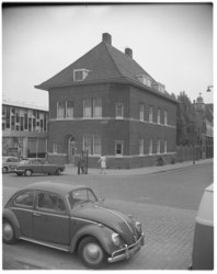 12444 Wijkgebouw hoek Mathenesserdijk-Schaepmanstraat naast de Sint Nicolaaskerk. (l)