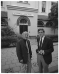 12485 De scheidende en nieuwe directeur van Centrum Kralingen (vroeger het Kralings Volkshuis) Tet Linden (links) en H. ...