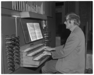 12533 Organist André Verwoerd voor de speeltafel van het orgel in de Pauluskerk.