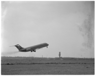 12535 Opstijgend toestel KLM, DC-9, vanaf vliegveld Zestienhoven.