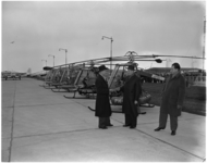 1255-3 Vijf toestellen van het hefschroefvliegtuig type 'Kolibrie', van de Nederlandse Helikopter Industrie, op ...